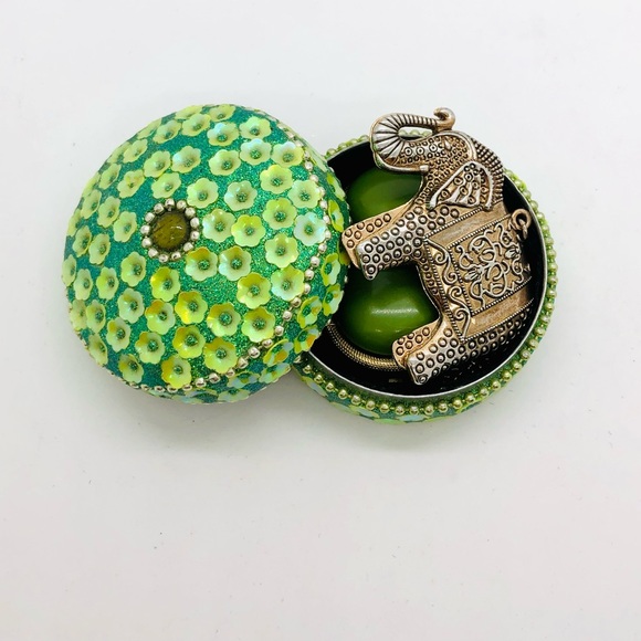 Vintage Green Earrings & Elephant Necklace in tiny trinket box - Picture 4 of 13